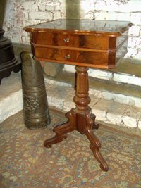 Bild des folgenden Artikels: Nähtischchen, mahagoni furniert, Schellack poliert